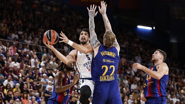 Mike James ve Saric hücumda takımının yükünü çekti.