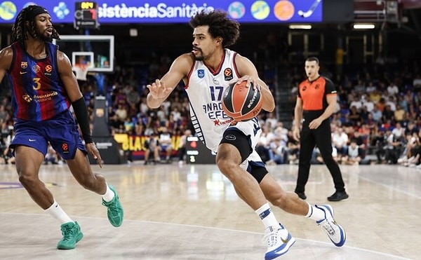 Üçüncü çeyrekte üstünlük yeniden Anadolu Efes'e geçti.