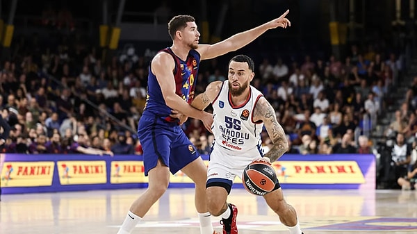 Anadolu Efes maça hızlı başladı ve ilk çeyreği önde kapattı.