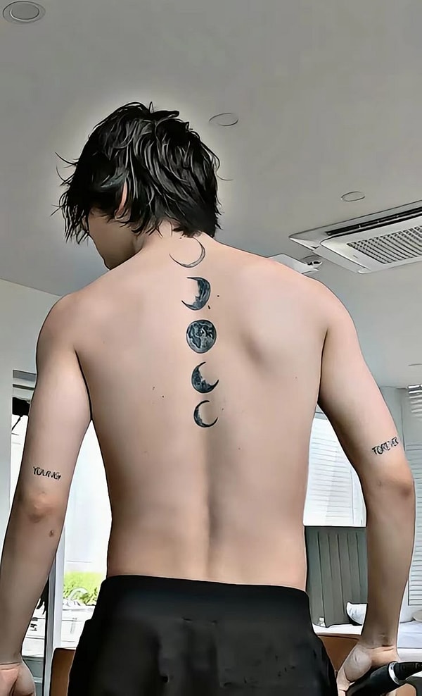 6. Jimin'in boynundan beline kadar omurgası boyunca uzanan beş aşamalı "Ayın Evreleri" dövmesinin ortaya çıkış hikayesi nedir?