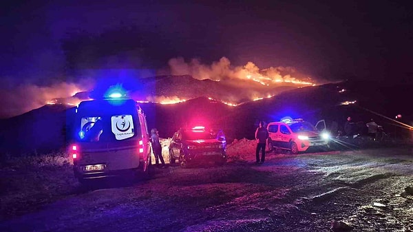 Öte yandan 112 Acil Sağlık ekipleri, dumandan etkilenenlere olay yerinde müdahale etti.