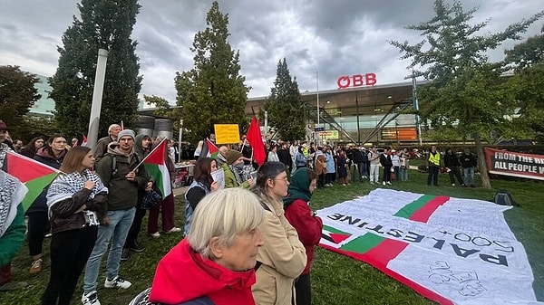 Öte yandan maç, daha ilk düdük çalmadan Linz sokaklarında yükselen İsrail protestolarıyla gölgelenmişti.