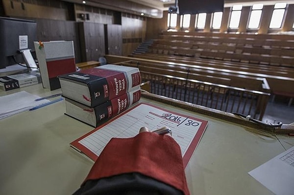 Adalet Bakanı Akın Gürlek, sosyal medya hesabından yaptığı paylaşımda, devlet kurumlarına sızmaya, kamu kaynaklarını ve kritik bilgi sistemlerini örgütsel amaçlarla kullanmaya teşebbüs eden yapılara karşı mücadelenin sürdürüldüğünü belirtti.