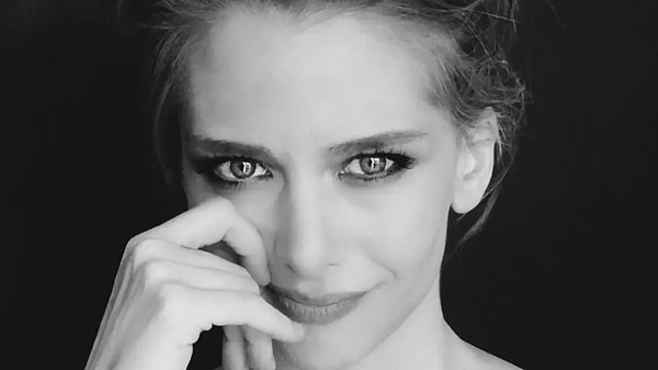 Ezgi Asaroğlu, Leyla ile Mecnun'daki Leyla Yılmaz rolüyle geniş kitlelerin gönlünde taht kurdu.