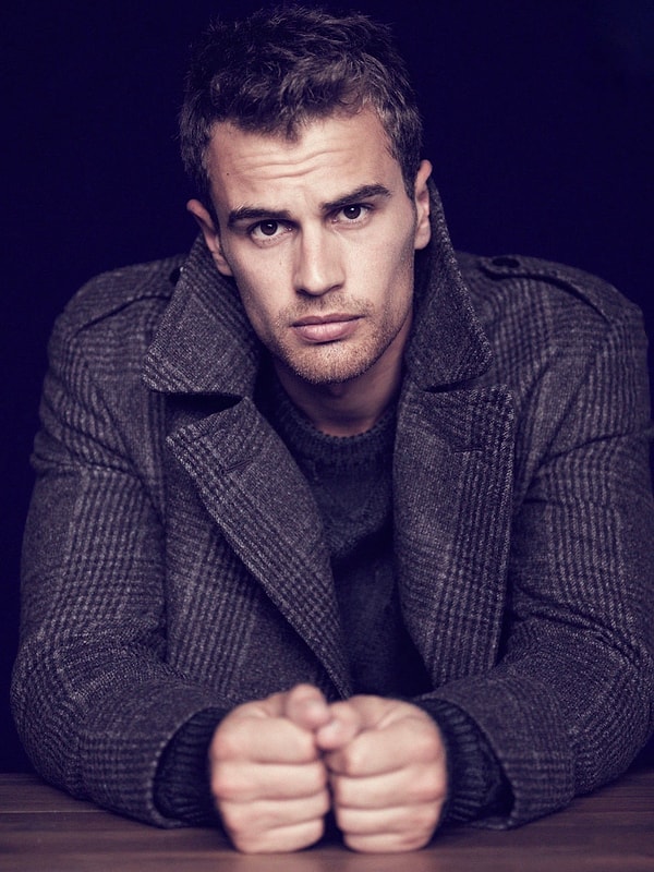 Theo James, Downton Abbey'deki Kemal Pamuk'tan The White Lotus'la gelen Emmy adaylığına uzanan bir kariyere sahip.