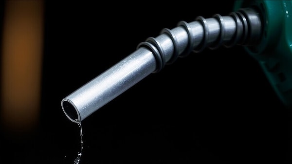 Benzinde litre başına alınan ÖTV, 1 Ekim itibarıyla 4,43 liradan 14,83 liraya çıkacak.