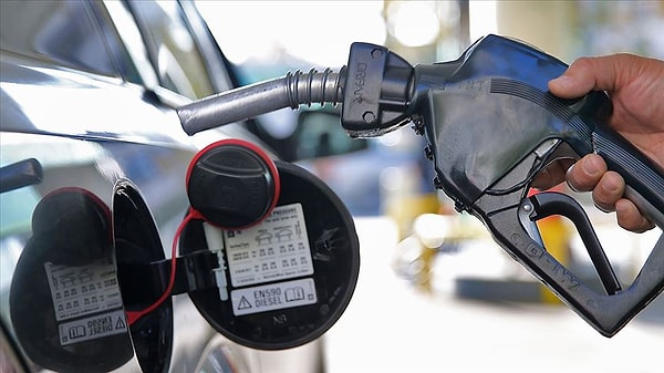 Bugün itibarıyla benzinin litresi İstanbul'da 80,40, Ankara'da 81,40, İzmir'de 81,70 lira.