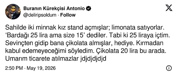 Sahilde limonata satan iki küçük kız, bir müşterisine esnaflığın inceliklerini gösterdi