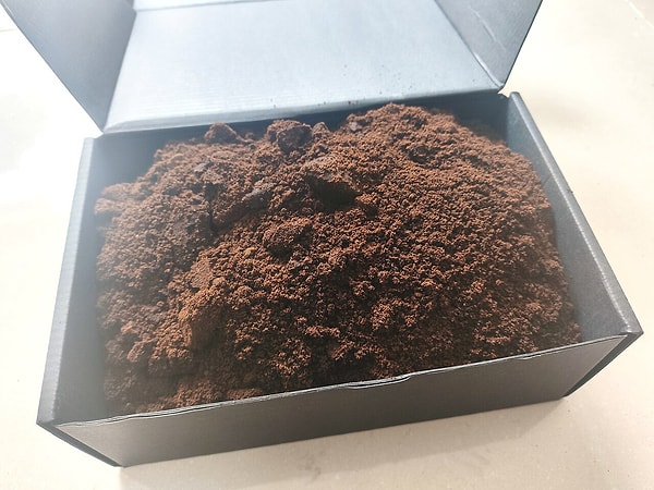 Temizlikten sonra kahve telvesi ya da karbonat kalan kokuyu emmeye yardımcı oluyor.