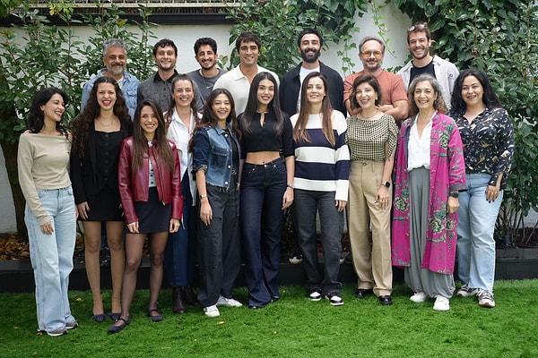 Lizge Cömert ise, Kardeşlerim'deki Süsen karakteriyle tanınan ödüllü bir oyuncu.