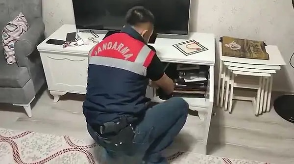 Şüphelilerin adreslerinde yapılan aramalarda; 2 cep telefonu, 2 SIM kart, 3 sabit disk, 1 USB bellek ele geçirildi
