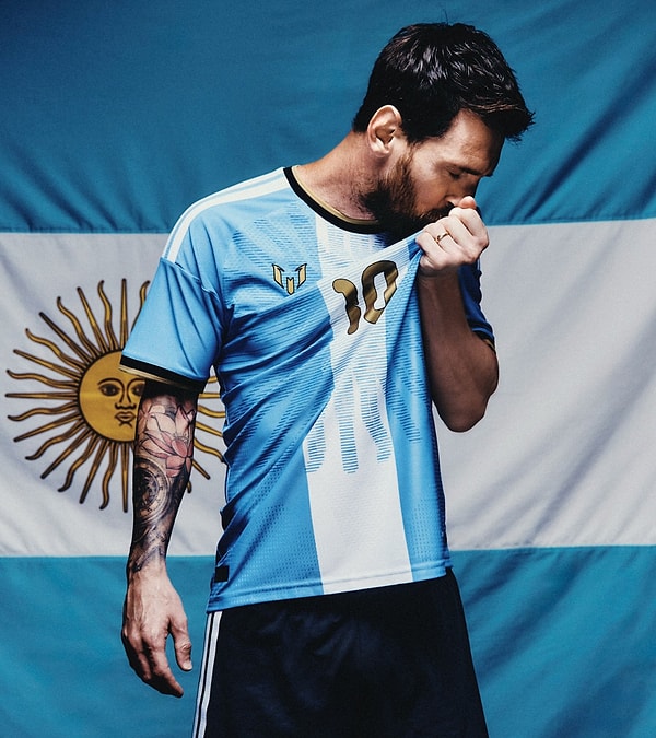 Formanın göğsünde bu kez Messi'nin adının baş harfinden oluşan altın rengi M logosu yer alıyor.