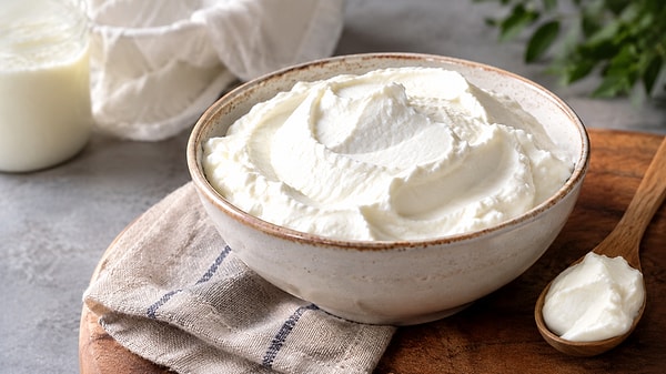 Süzme yoğurt protein açısından daha zengin.