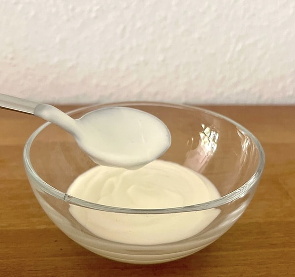 Ev yoğurdu da probiyotik yoğurt da canlı bakteri içeriyor.