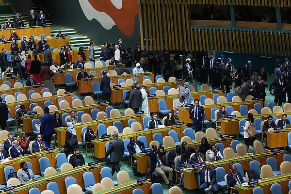 Yaklaşık 70 ülke salonu terk etti.