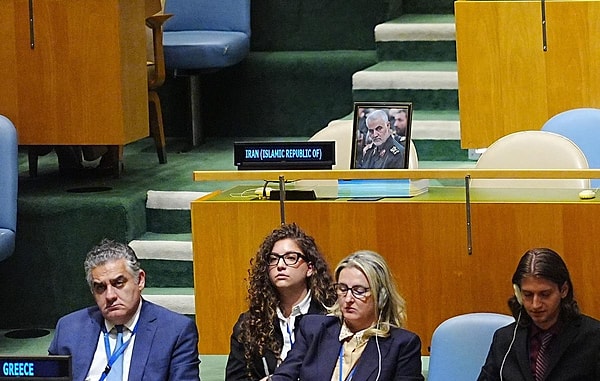 İran masaya Süleymani'nin fotoğrafını bıraktı.