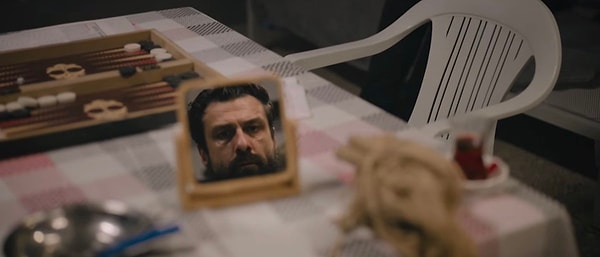 Taşacak Bu Deniz fragmanındaki su ve ayna geçişi, Eyüphan ile Şerif arasında bağ kurulduğu yorumuna yol açtı.