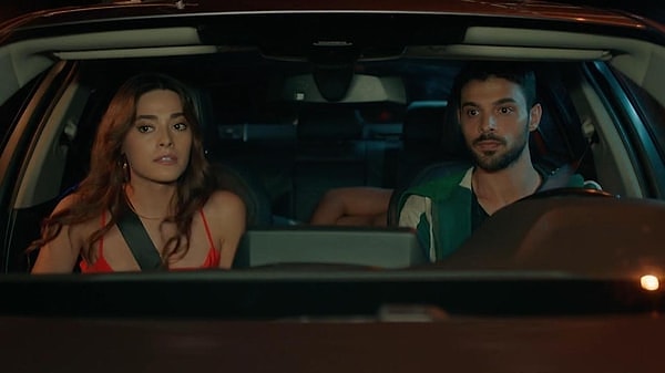 Dizi ve film setlerinin kamera arkasından yaptığı paylaşımlarla tanınan set çalışanı Yener Yalçın, bu kez araç sahnelerinin nasıl çekildiğine dair merak edilen bir detayı anlattı.