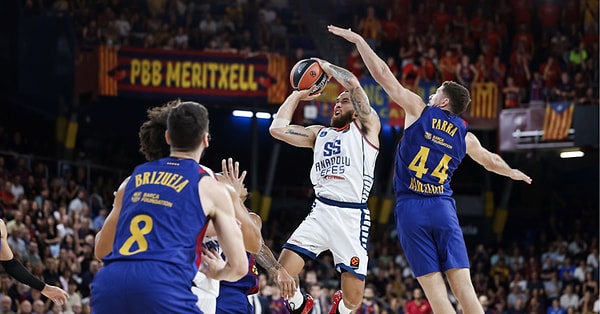 Anadolu Efes Barcelona deplasmanında kaybetti.