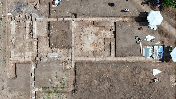 MÖ 4. yüzyıla tarihlenen devasa komplekste öğrencilere ait binlerce yıllık kişisel eşyalar gün ışığına çıkarıldı.