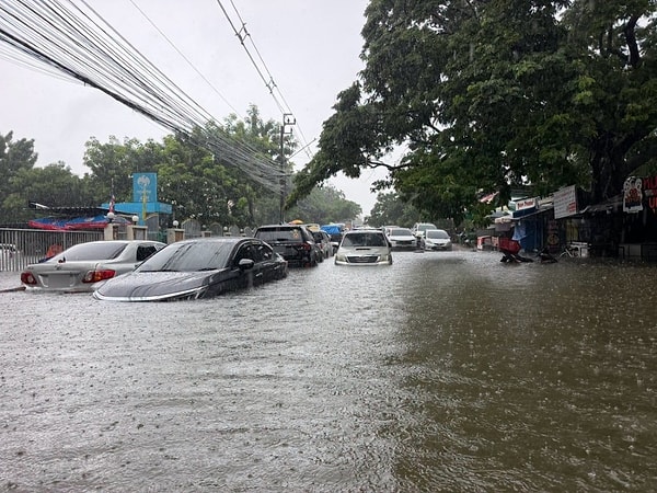 Bangkok Valisi Chadchart Sitthipunt Kentteki Güvenlik Risklerinin En Üst Seviyeye Ulaştığını Vurgulayarak Vatandaşları Uyardı