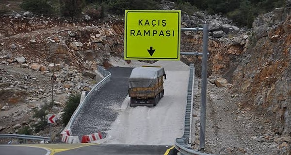 Acil durumlarda araçların kum havuzuna ortalanarak girmesi gerekiyor