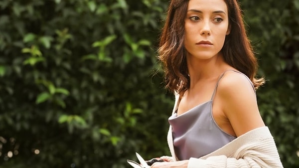 Cansu Dere'nin yeni dizisinin adı “Mavi Orkide” olacak