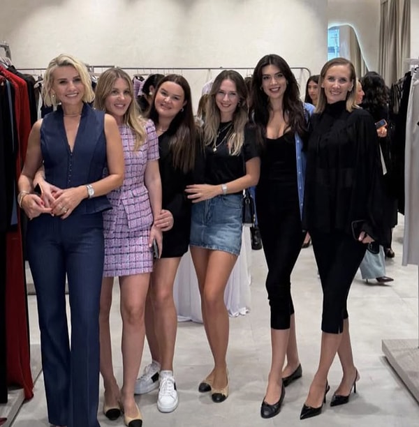 Yeni iş girişimini hayata geçiren Esra Erol, moda dünyasındaki yerini alarak kendi giyim mağazasının kapılarını müşterilerine açtı.