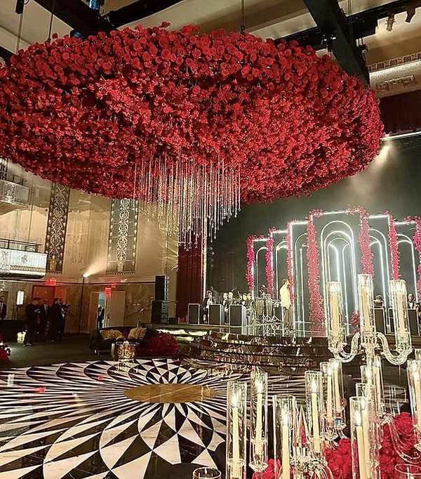 Düğün törenine ev sahipliği yapan Waldorf Astoria’nın Grand Ballroom salonu, görkemli atmosferiyle geceye damga vurdu.
