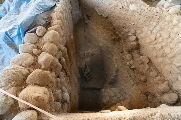 Yeşilova Höyüğü’nün hemen yanı başında yer alan Yassıtepe’de yapılan incelemelerde; tapınakları, depo alanları, üretim atölyeleri ve surlarıyla yelpaze şeklinde planlanmış bir kent yapısı tespit edildi.