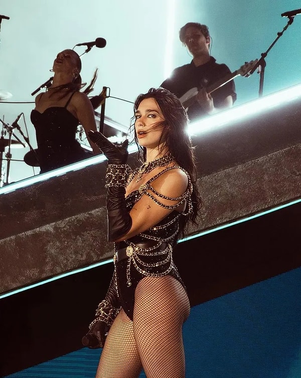Dua Lipa deyince aklımıza dev dünya turneleri, Grammy'ler, kırmızı halılar ve moda dünyasının en gösterişli davetleri geliyor olabilir...
