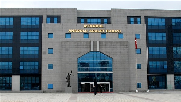 Ancak Sedat Peker'in önünde hâlâ iki ayrı mahkemenin yakalama kararı ve kırmızı bülten duruyor.