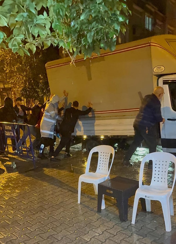 Fatih Zeyrek'te saat 22.00 sıralarında yol çöktü, kamyonet ve otomobil açılan çukura düştü.