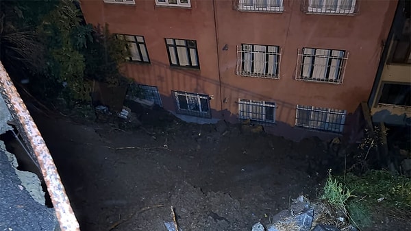Ancak gecenin en tedirgin edici anları Eyüpsultan'da yaşandı: Yağmurla yumuşayan toprak gece yarısından sonra kaydı.