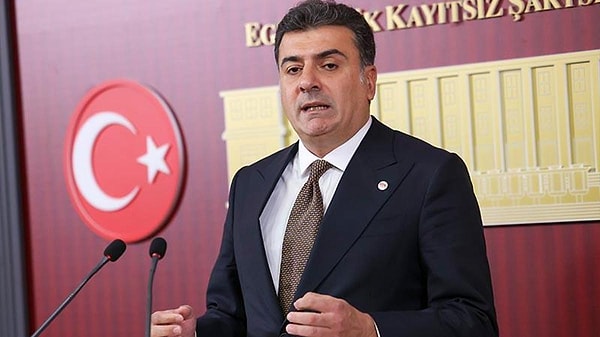 İstifaya uzanan süreç, YENİ Parti Sözcüsü Zeynel Emre'nin Özata Denizcilik hisseleriyle ilgili iddialarıyla başladı.
