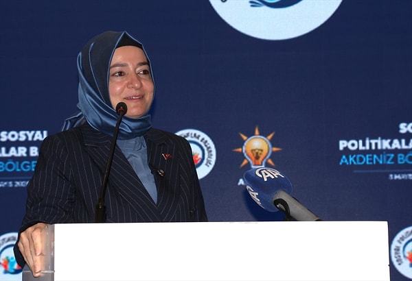 Kaya, görevlerinden ayrıldığını 26 Eylül gecesi sosyal medya hesabından "siyasi sorumluluk" vurgusuyla duyurmuştu.