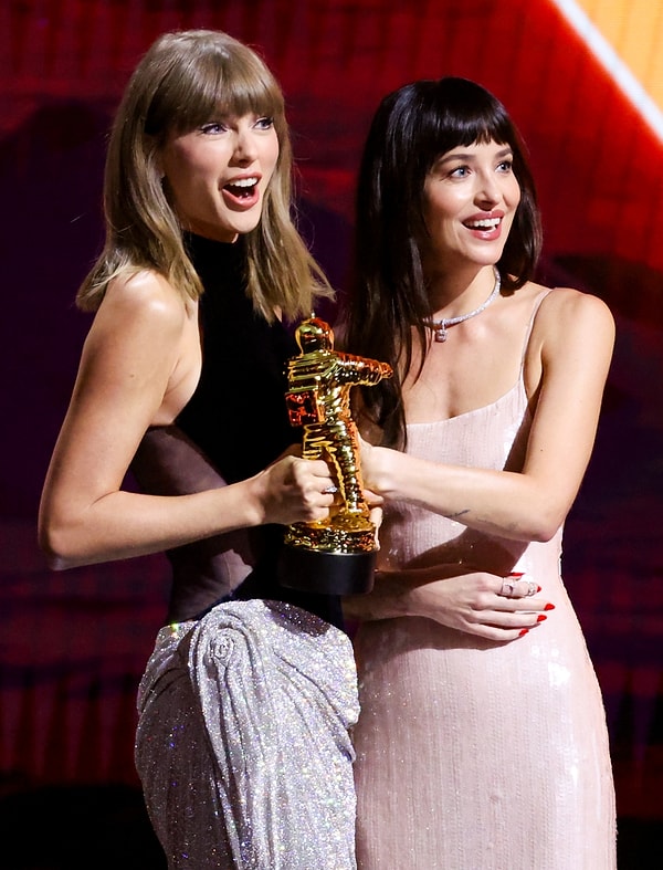 Taylor Swift, aldığı ödülle MTV VMA tarihinin en çok ödüllü sanatçısı unvanını kaptı.