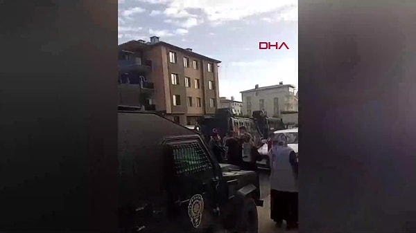 Tüfeği öğrencinin elinden öğretmenler ve veliler aldı, ardından okula polis ekipleri çağrıldı.