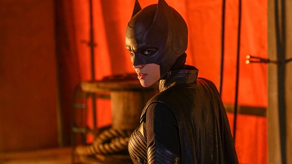 Batwoman setinde boynu iki kez kırılan Rose, felç riski nedeniyle acil ameliyat oldu.