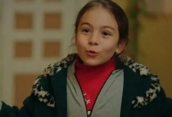 Dizide Kadir, Ömer ve Asiye'nin küçük kardeşi Emel'i canlandıran Aylin Akpınar, aslında Kardeşlerim'den çok daha önce kamera karşısına geçmişti.