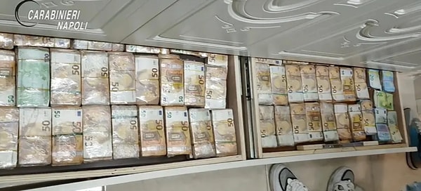 Paralar, duvarların içine örülmüş gizli bölmelerde selofana sarılı desteler halinde istiflenmişti.