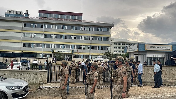 Osmaniye'de okul bahçesinde öğretmen öldürüldü.