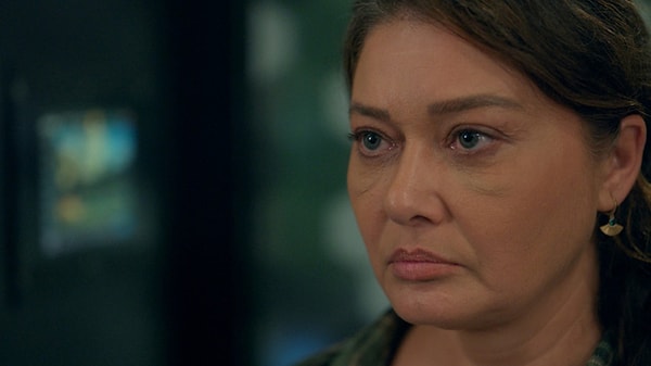 Ömür'e gerçekten "Ömür" gibi görünmek isteyen Nurgül Yeşilçay'ın rolü için aylardır saçlarını boyatmadığı ve botoks yaptırmadığı öğrenildi.