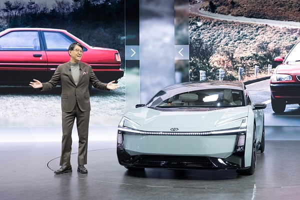 Yeni neslin ilk ipucu, Toyota CEO'su Koji Sato'nun Tokyo'da sahneye taşıdığı Corolla Concept ile verildi.