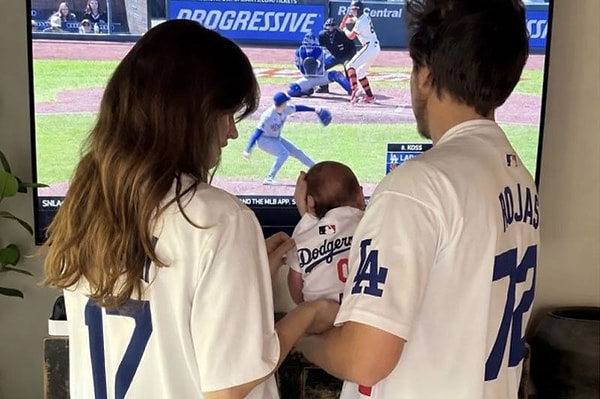 Çiftin Dodgers formalarıyla çekilen karesi, "principessa" dedikleri kızlarını ilk kez görücüye çıkardı.