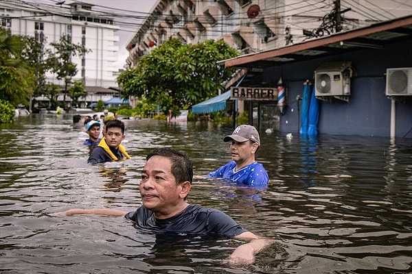 Suyun içinde yürümek zorunda kalanları en çok korkutan haber ise Sa Kaeo'dan geldi: Bir çiftlikten 4 timsah kaçtı.