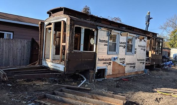 Duvarları yıkarken önce pencere, sonra kapı, en sonunda tam bir tramvay ortaya çıktı