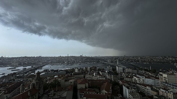 AKOM'a göre yağış gece yarısından sonra yeniden kuvvetlenecek, sağanak çarşamba akşamı 20.00'ye kadar sürecek.