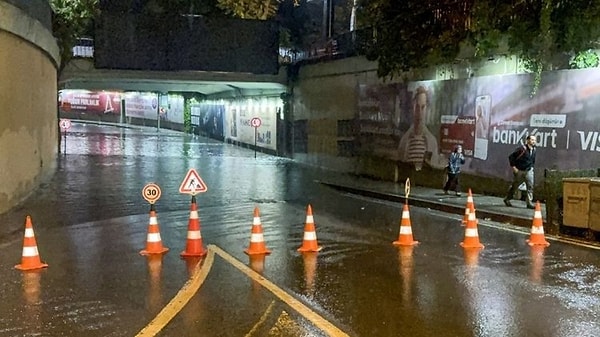 Uyarıların arkasında pazar akşamki tablo var: Zincirlikuyu alt geçidi su basınca trafiğe kapatıldı.