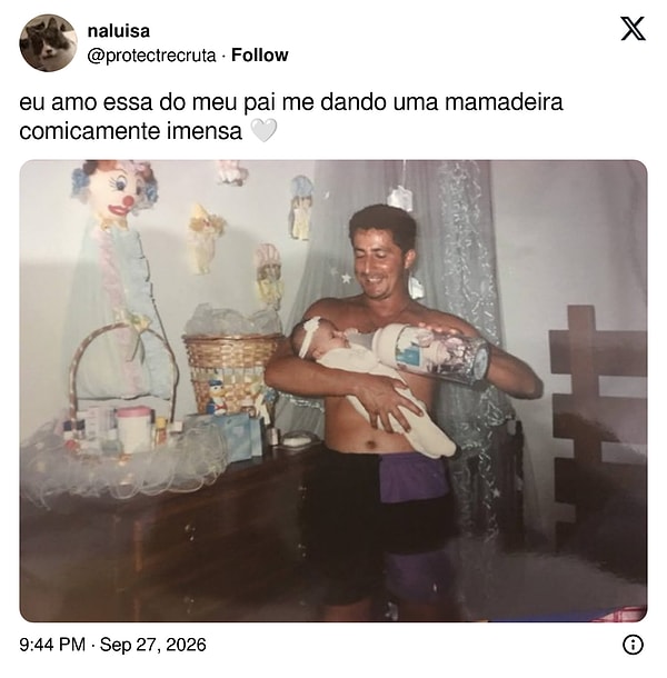 Minicik bebeğe kendisinden büyük biberonla mama veren baba